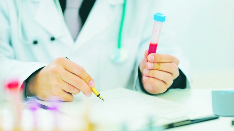 Românii se îngrijesc mai mult de cancer decât de bolile cardiovasculare, deşi mortalitatea e mai mare
