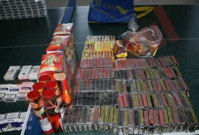 Materiale pirotehnice, bani şi ţigarete descoperite de poliţiştii de frontieră gălăţeni