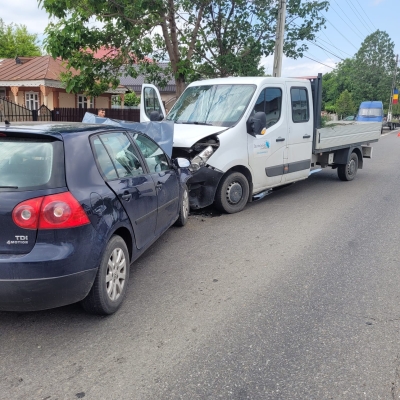 Umbrăreşti: Accident între un autoturism, un TIR şi o autoutilitară (FOTO)