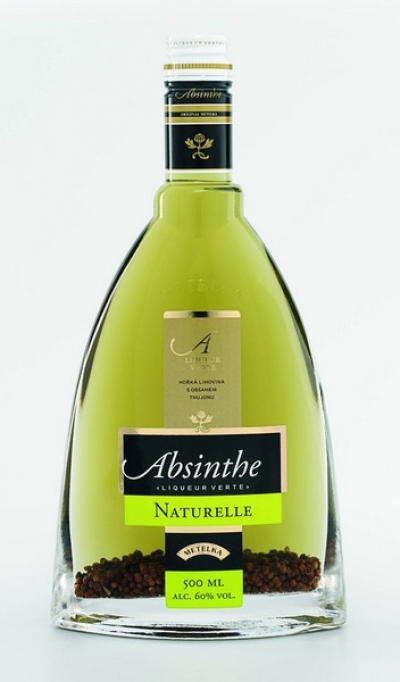 Interzis acum o sută de ani, absintul revine în forţă