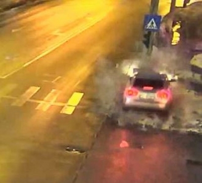 VIDEO | A lăsat tot oraşul fără troleibuze după ce a intrat cu maşina într-un stâlp de înaltă tensiune