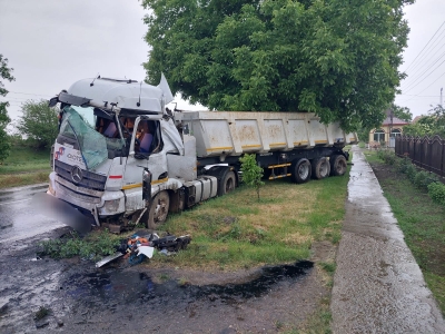 Galaţi: TIR ieşit de pe carosabil la Vameş (FOTO)