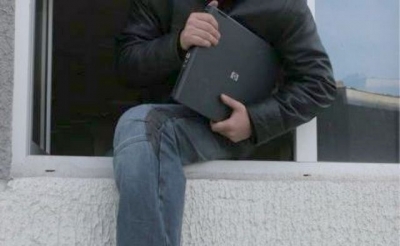 A dat spargere la Şcoala Gimnazială 22 ca să fure un laptop