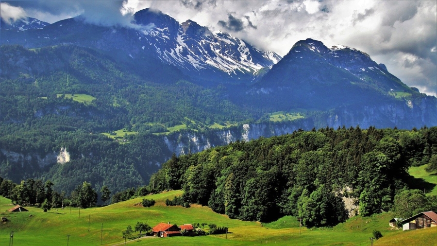 Efectul schimbărilor climatice în Munții Alpi poate fi observat din spațiu