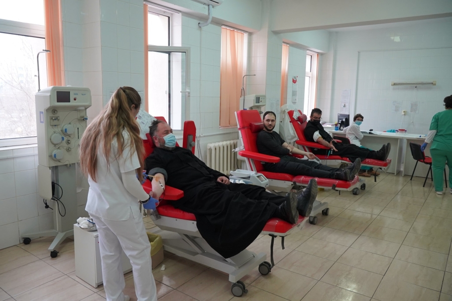 Preoţi şi credincioşi gălăţeni au donat sânge pentru cei afectaţi de războiul din Ucraina
