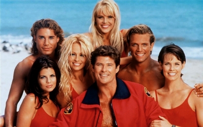 Un documentar despre succesul serialului "Baywatch" va fi realizat cu distribuţia originală