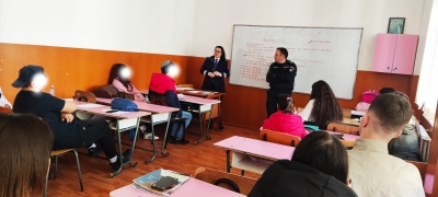 Oră de dirigenţie "predată" de poliţişti şi jandarmi, la Colegiul Economic "Virgil Madgearu" din Galaţi