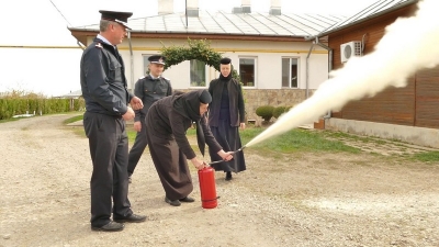 Bisericile şi mănăstirile din judeţul Galaţi, controlate de pompieri înainte de Înviere