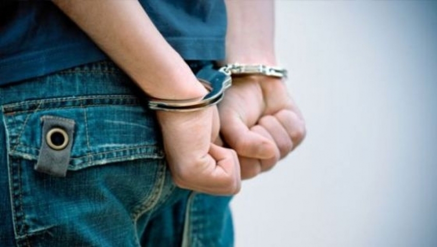 Tâlhărită în stradă de un minor cu vechime în domeniu