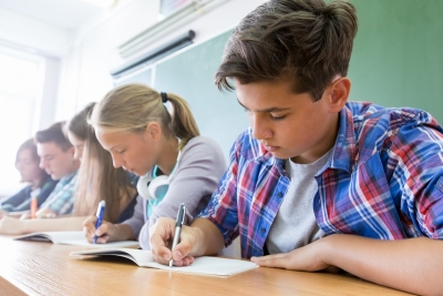 Elevii din clasa a VII-a susţin, în premieră, simularea Evaluării Naţionale