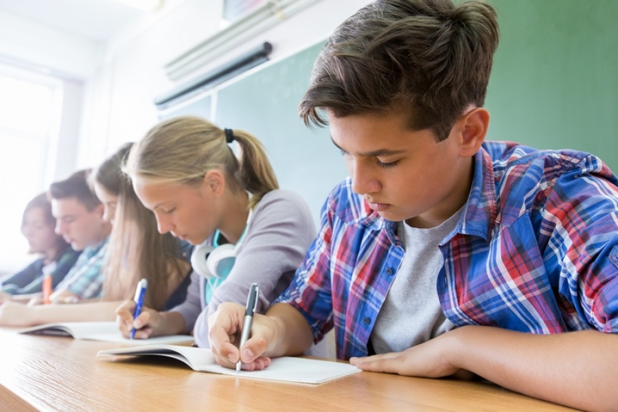 Elevii din clasa a VII-a susţin, în premieră, simularea Evaluării Naţionale