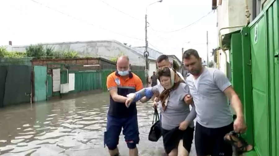 Prăpăd la Galaţi: Mai multe străzi blocate de ploaia torenţială (VIDEO)