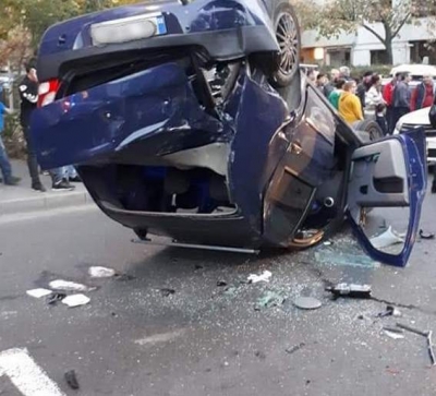 O neacordare de prioritate a dus la un carambol cu trei maşini, una fiind răsturnată