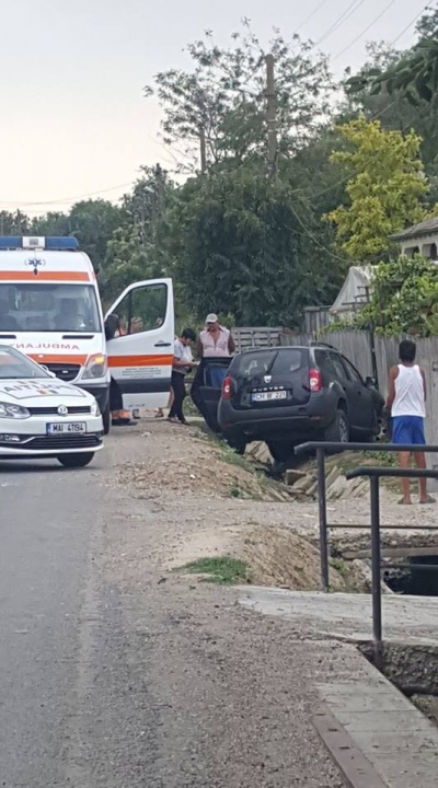 A ajuns cu maşina în şanţ şi şi-a băgat pasagera în spital