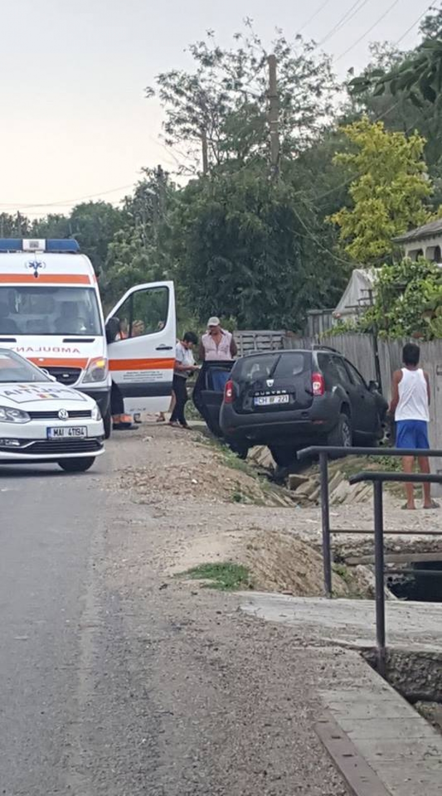 A ajuns cu maşina în şanţ şi şi-a băgat pasagera în spital