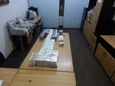 Aproximativ 8.000 ţigarete de contrabandă confiscate la vamă