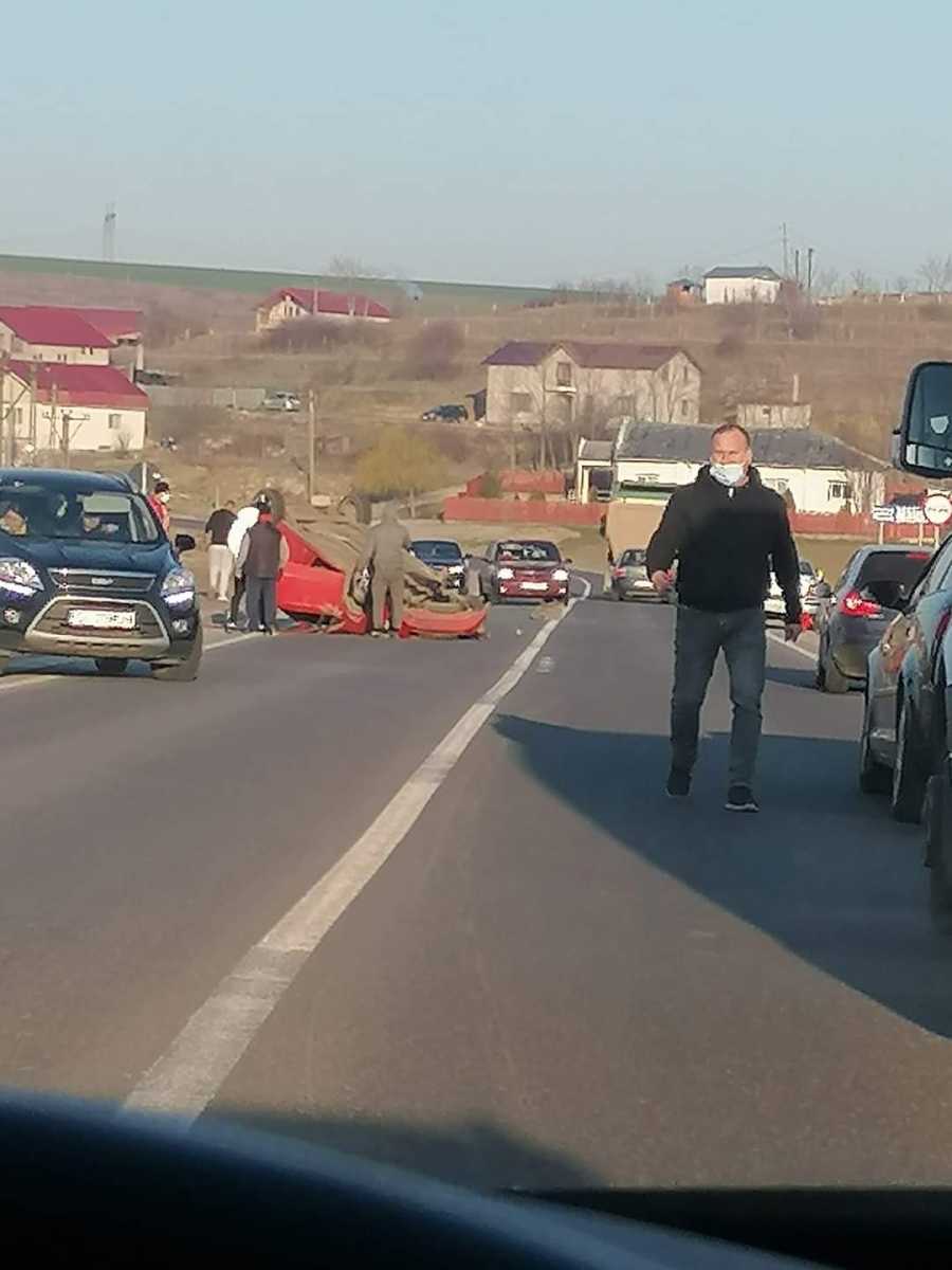 Tânără de 19 ani, la spital după ce s-a răsturnat cu mașina