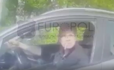 Şofer obraznic, scos pe sus din maşină de un poliţist curajos (VIDEO)