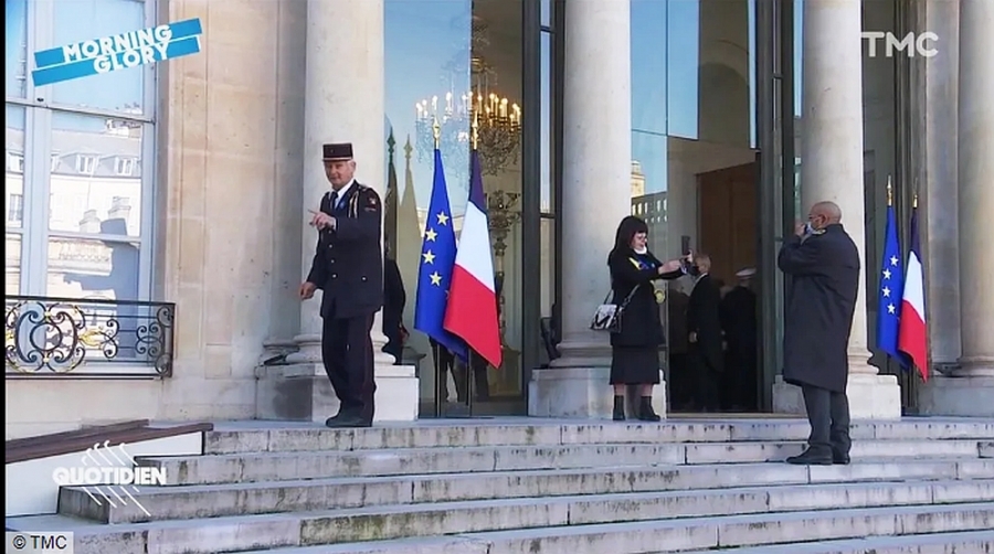 Incredibil! Un militar destul de vârstnic s-a pus în cap la palatul prezidenţial francez (FOTO)