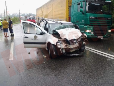 Şapte oameni răniţi din cauza neadaptării vitezei la ploaia torenţială