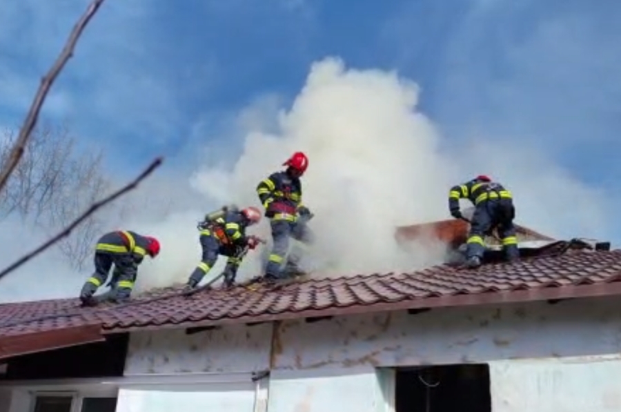 Casă în flăcări în municipiul Galaţi (UPDATE)