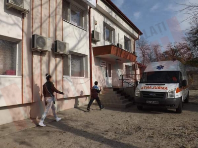 Zeci de copii băgaţi în spital după ce au mâncat la şcoală