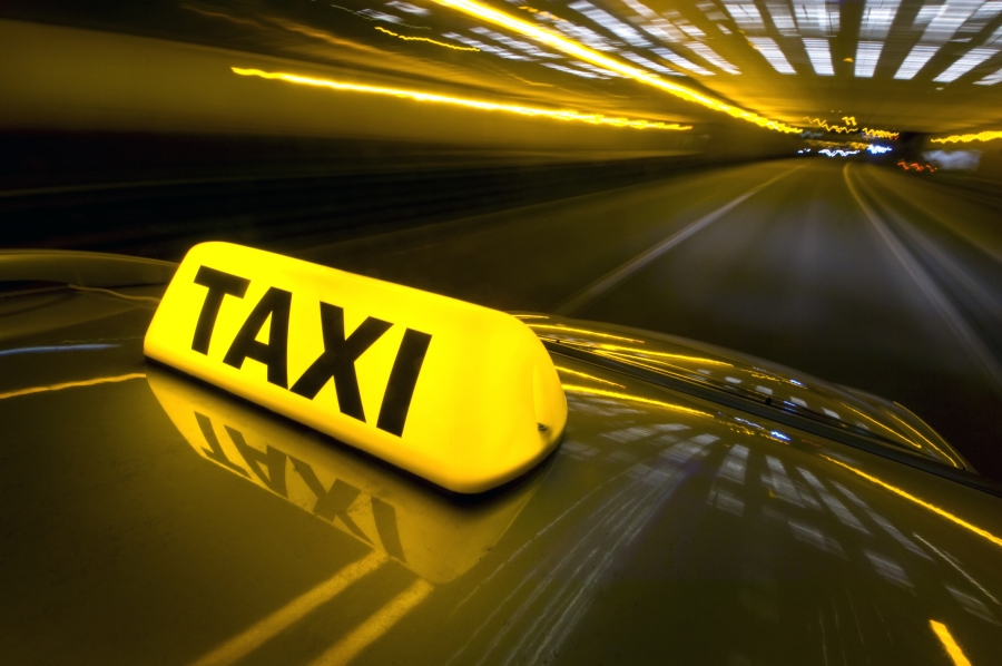 Taximetristul care a dat cu maşina peste un client arab a fost condamnat definitiv