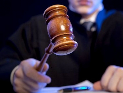 Jefuit şi agresat în faţa blocului