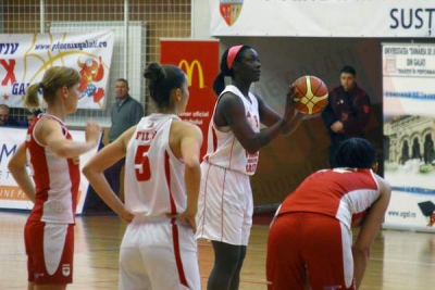 „Gălăţeanca” Chelsey Lee, „miss” double-double din baschetul autohton