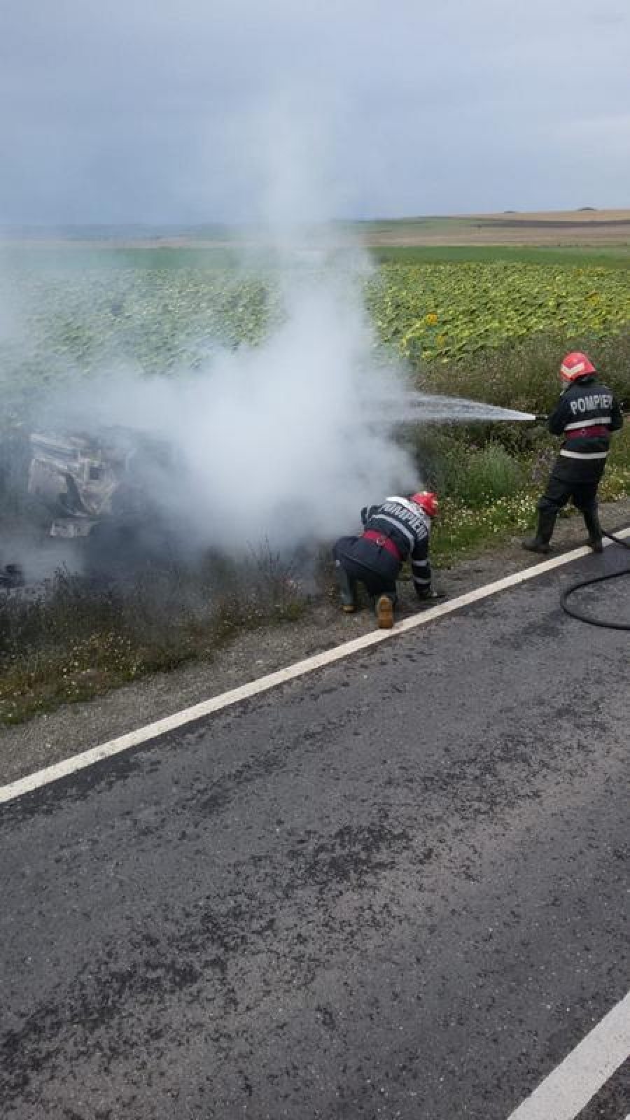 TULCEA: O maşină cu doi pasageri a luat foc după ce s-a răsturnat pe DN 22