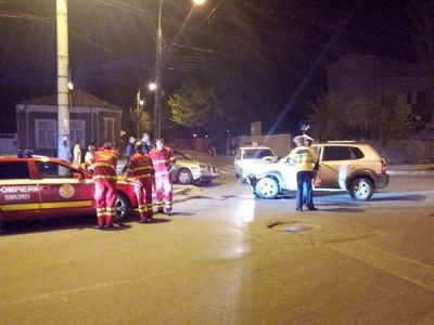 Un copil de trei ani în spital şi două maşini făcute praf
