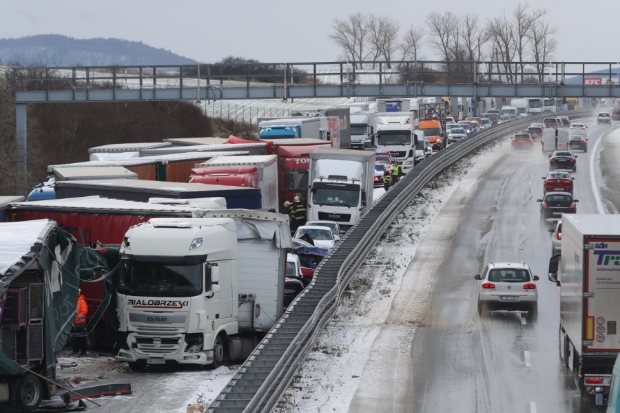 CARAMBOL URIAŞ, cu peste 40 de camioane şi autoturisme, pe autostradă; cel puţin 6 persoane rănite