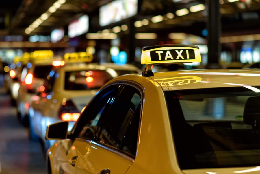 Lege promulgată: Taxiurile vor trebui să aibă geamuri securizate, potrivit normelor europene