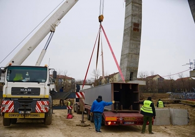 Au ajuns la Galaţi primele piese metalice ale podului hobanat de pe Drumul de Centură