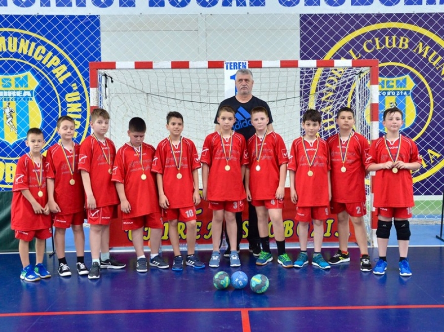 Şase echipe gălăţene: CSS, la băieţi şi Viitorul Oţelul, CSM, United, CSS, Handbal Art, CSS, la fete s-au bucurat de handbal la Festival