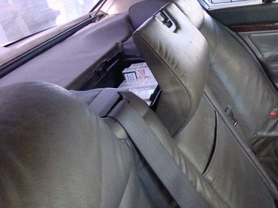 200 pachete de ţigări ascunse în bancheta spate a unui autoturism