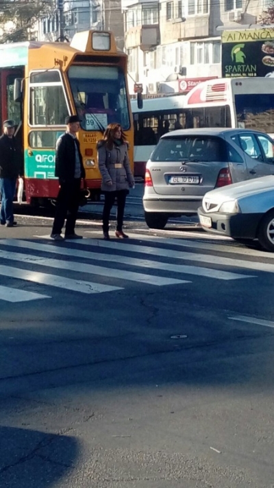 Coliziune între un tramvai şi o maşină pe Gheorghe Doja