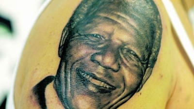 Tatuajele cu Nelson Mandela sunt tot mai răspândite în Africa de Sud