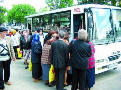 Şoferii şi proprietarii de microbuze continuă protestul
