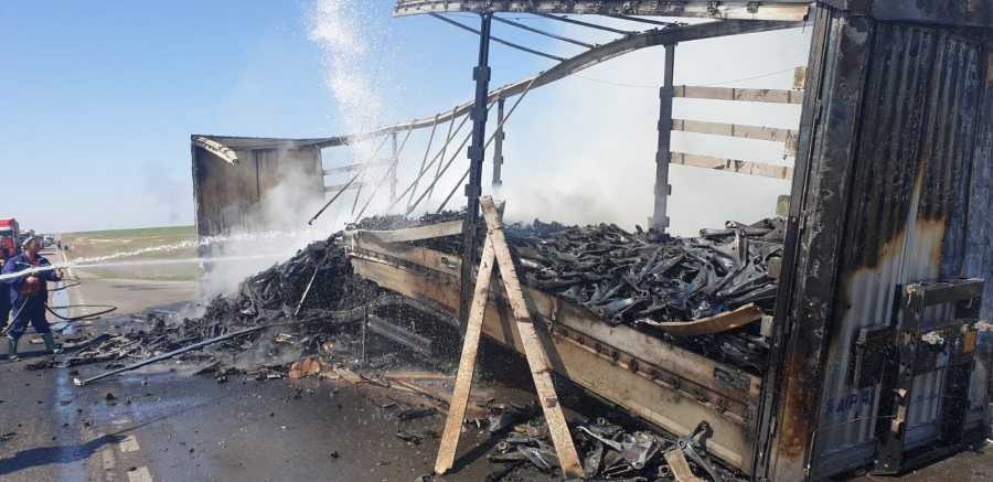 Brăila: Un camion încărcat cu piese auto a luat foc între localităţile Victoria şi Berteştii de Sus