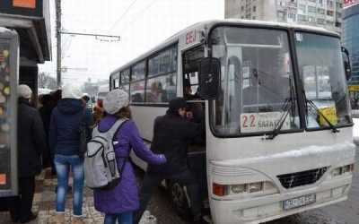 Elevii și studenții nu vor mai sta la coadã pentru abonamente de cãlãtorie