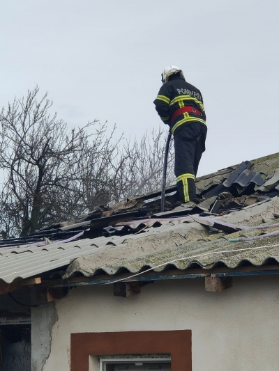 Gospodărie în flăcări de la un scurtcircuit