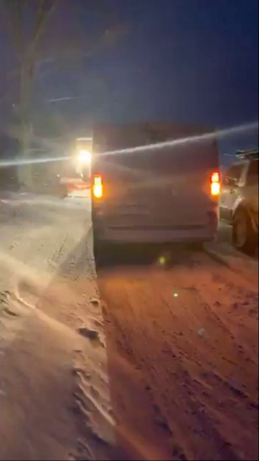 Intervenţie de urgenţă la Slobozia Conachi: 13 maşini blocate în zăpadă