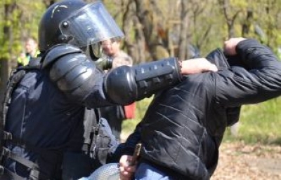 Lovit cu securea în cap în timp ce îşi aştepta soţia