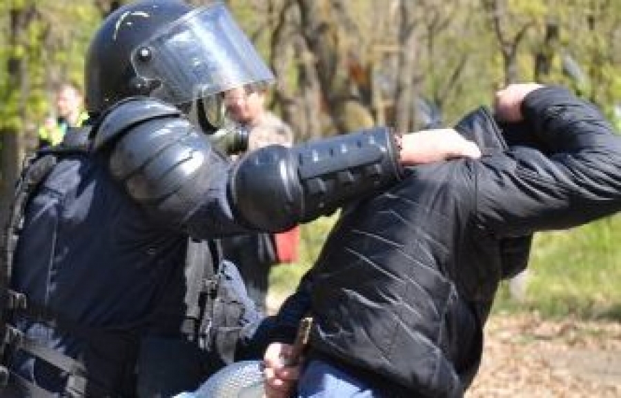 Lovit cu securea în cap în timp ce îşi aştepta soţia