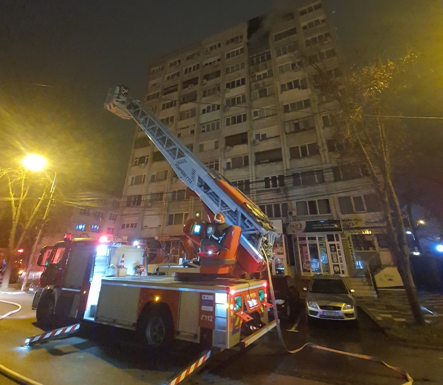 Incendiu violent la etajul 9 al blocului turn din Ţiglina I