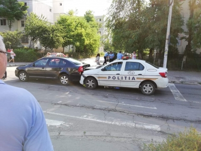Impact cu maşina poliţiei, în Micro 38. Un poliţist şi o femeie au fost răniţi