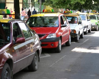 Un taximetrist a lovit cu maşina un client sirian pentru că i s-a părut „suspect”