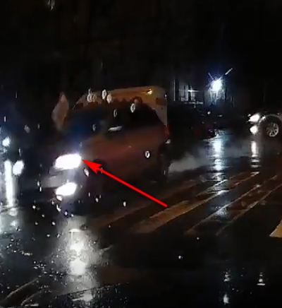 UPDATE: Pieton luat pe capotă pe trecere (VIDEO)