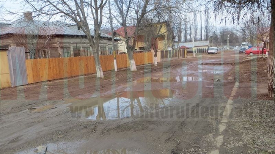 În oraş, ca pe uliţă! Gălăţenii cer asfaltarea străzii 13 Decembrie (FOTO)